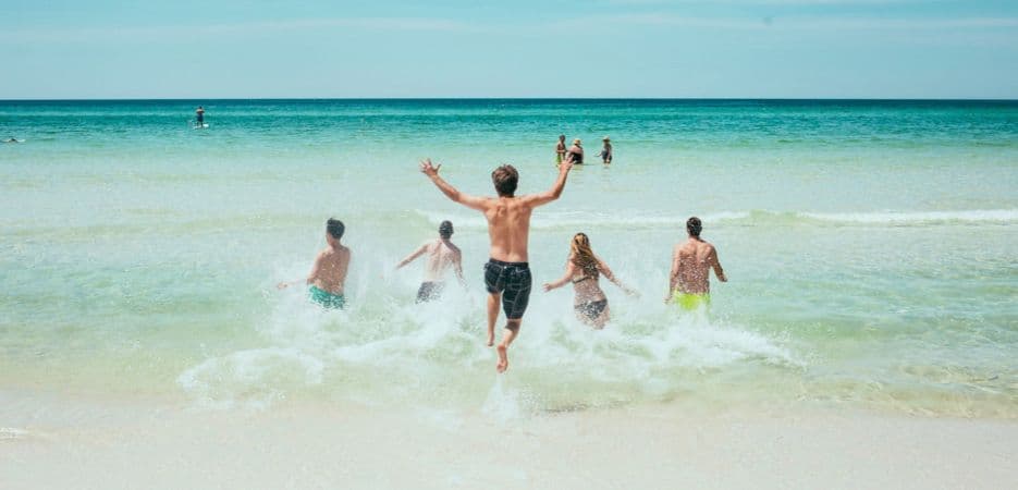 Groep in de branding