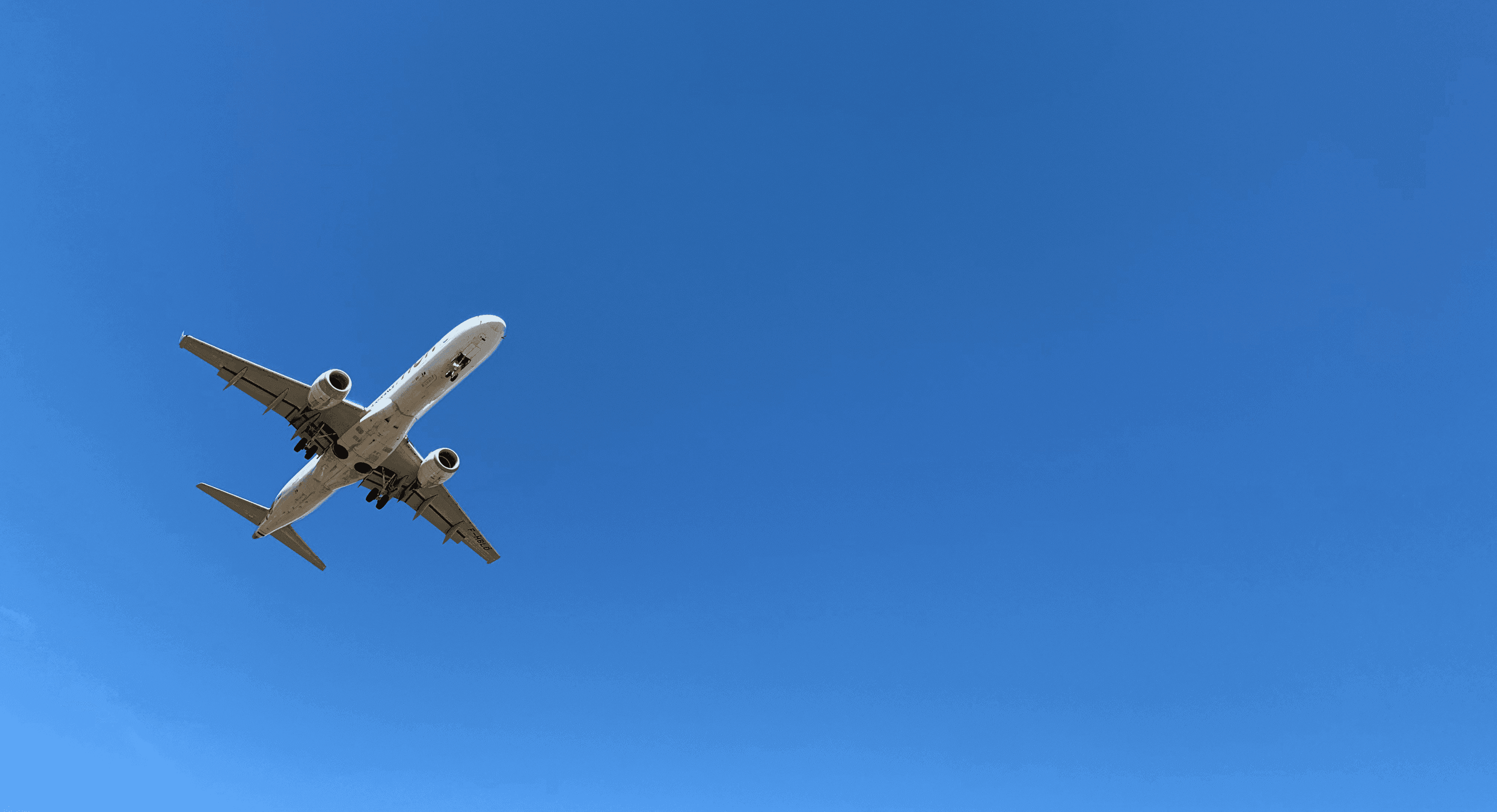 Header nieuwsbericht vliegtuig in een blauwe lucht.png