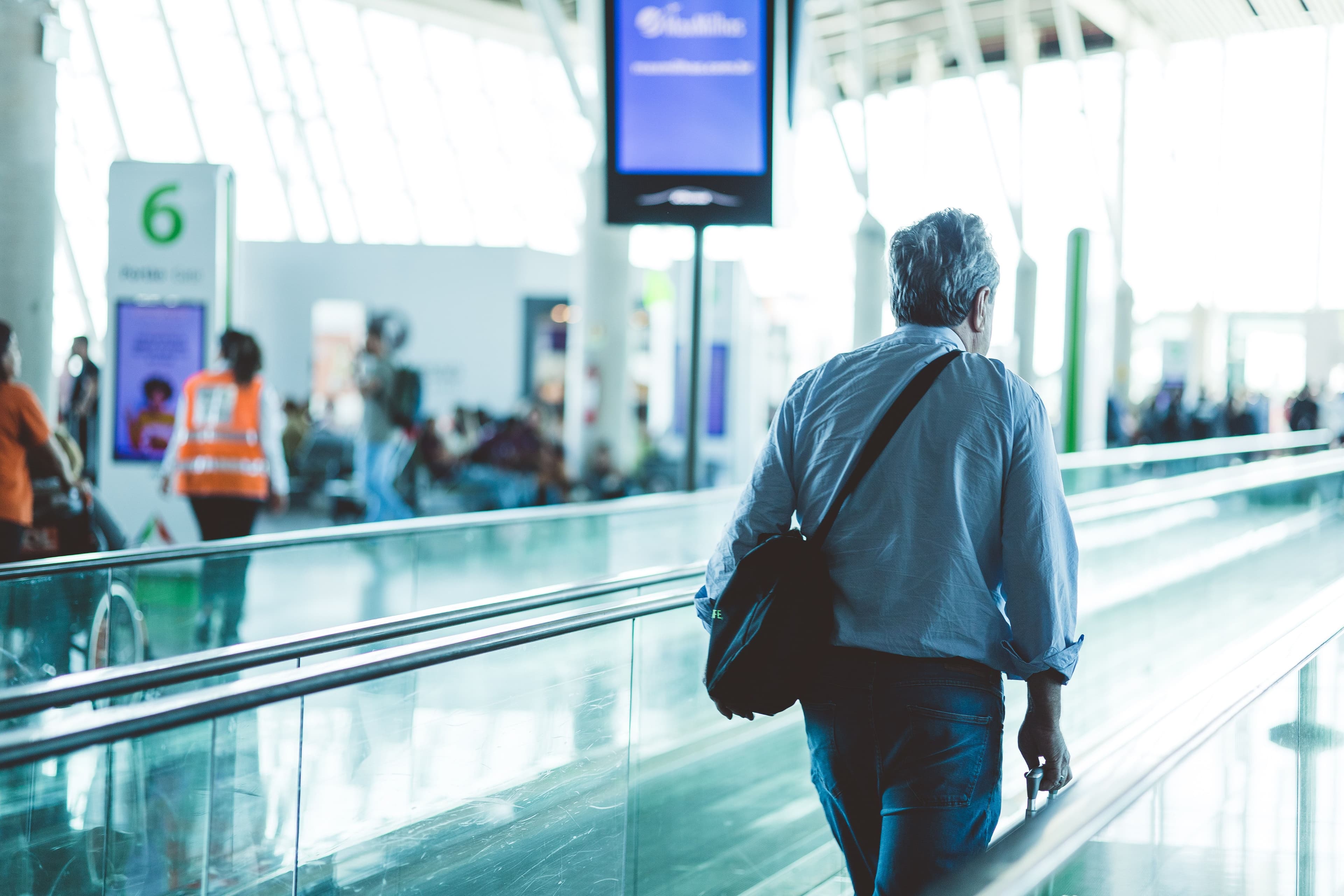 Passagiers op lopende band op luchthaven